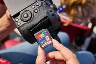 Thẻ nhớ SanDisk® FIFA 2026 UHS-II Card, 128GB, 300MB/s R; 300MB/s W, IP68; 6-Meter drop_SDSDXDM-128G-GN4IH